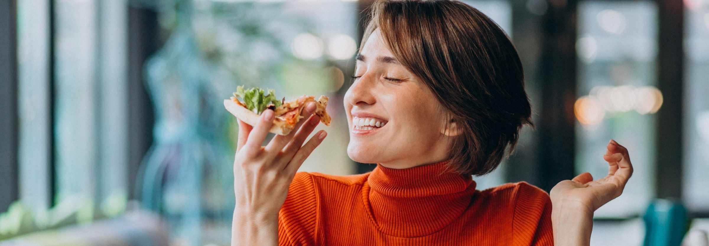 Gesund aussehende Frau isst leckere Pizza